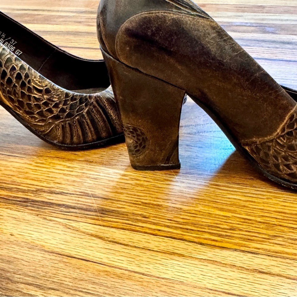 boc Born Beautiful Block Heel Leather Dragon Embossed Textured Pumps 6.5 37 - Picture 4 of 9
